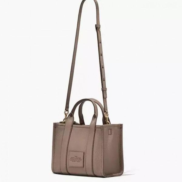 Кожаная сумка Marc Jacobs The Leather Medium Tote Bag Wolf Cement Black 1017 фото