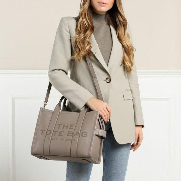 Кожаная сумка Marc Jacobs The Leather Medium Tote Bag Wolf Cement Black 1017 фото